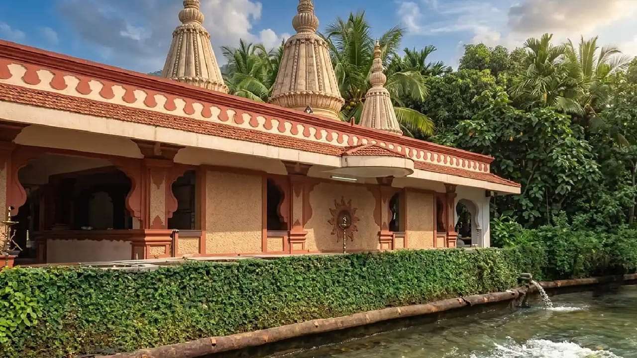 या गुहेत महाराजांची ध्यानमुद्रेतील मूर्ती स्थापित करण्यात आली असून, गुहेला भेट देण्यासाठी सकाळी 8 ते संध्याकाळी 5 अशी वेळ निश्चित करण्यात आली आहे. मठात दररोज दुपारी 1 ते 2 या वेळेत भाविकांसाठी महाप्रसादाचे वाटप केले जाते. 
