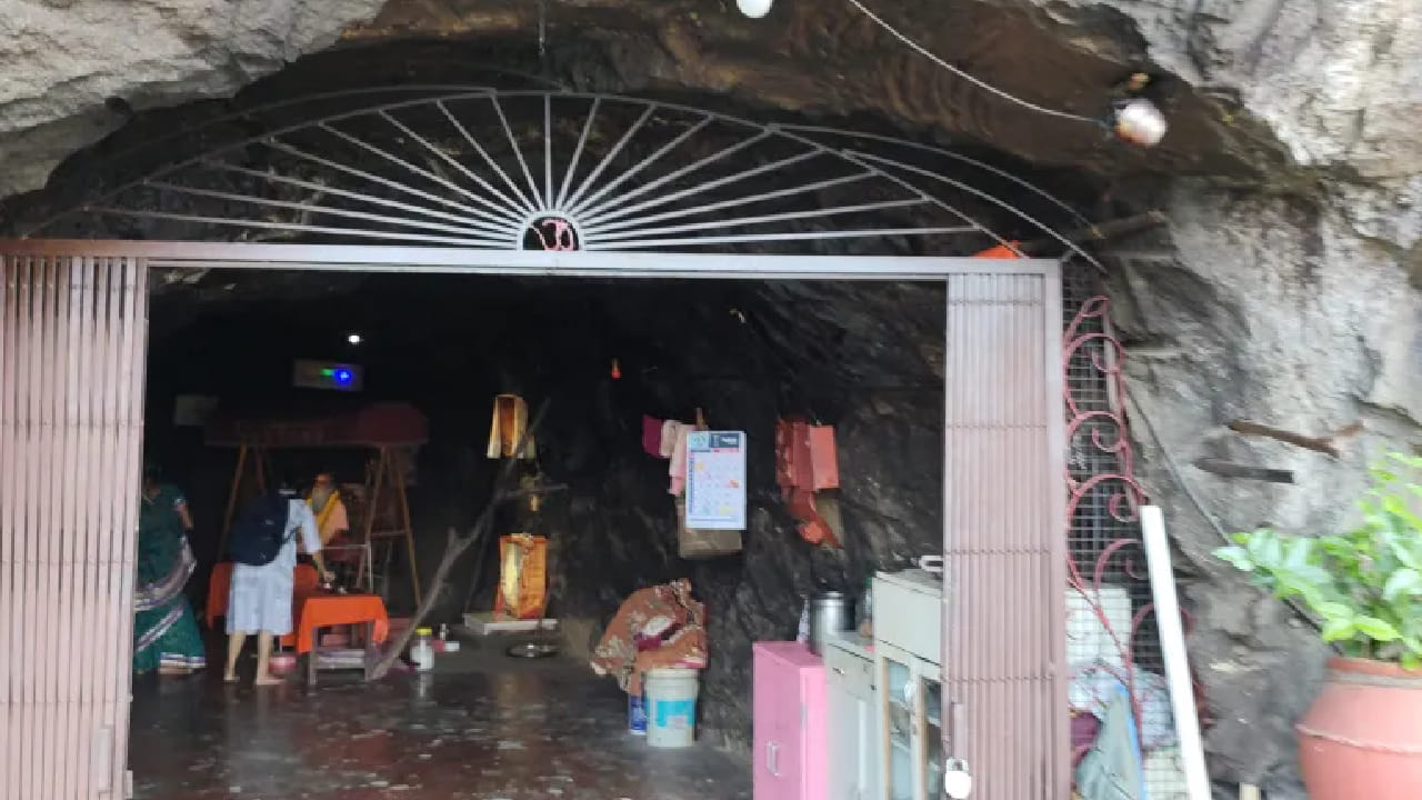 मठाच्या मुख्य गाभाऱ्यात स्वामी गगनगिरी महाराजांची समाधी आणि संगमरवरी मूर्ती आहे. याशिवाय मठाच्या मागील टेकडीवर असलेली नैसर्गिक गुहा भाविकांचे विशेष आकर्षण आहे. 