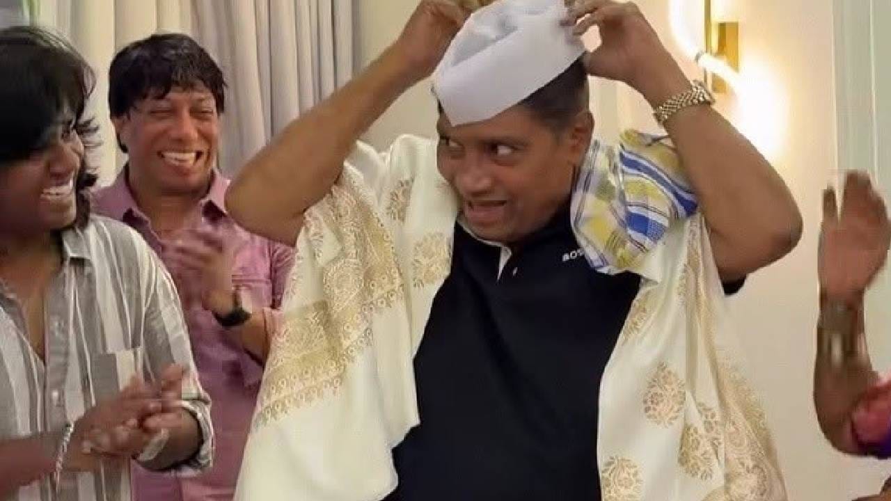 घरी आल्यावर गौरव मोरेने जॉनी लिव्हर यांना मिठी मारली आणि त्यांच्या पाया पडून आशीर्वाद घेतला. विशेष म्हणजे, जॉनी लिव्हर यांनीही गौरव आणि त्यांच्या कुटुंबासाठी भेटवस्तू आणत त्यांना आनंदाचा सुखद धक्का दिला.