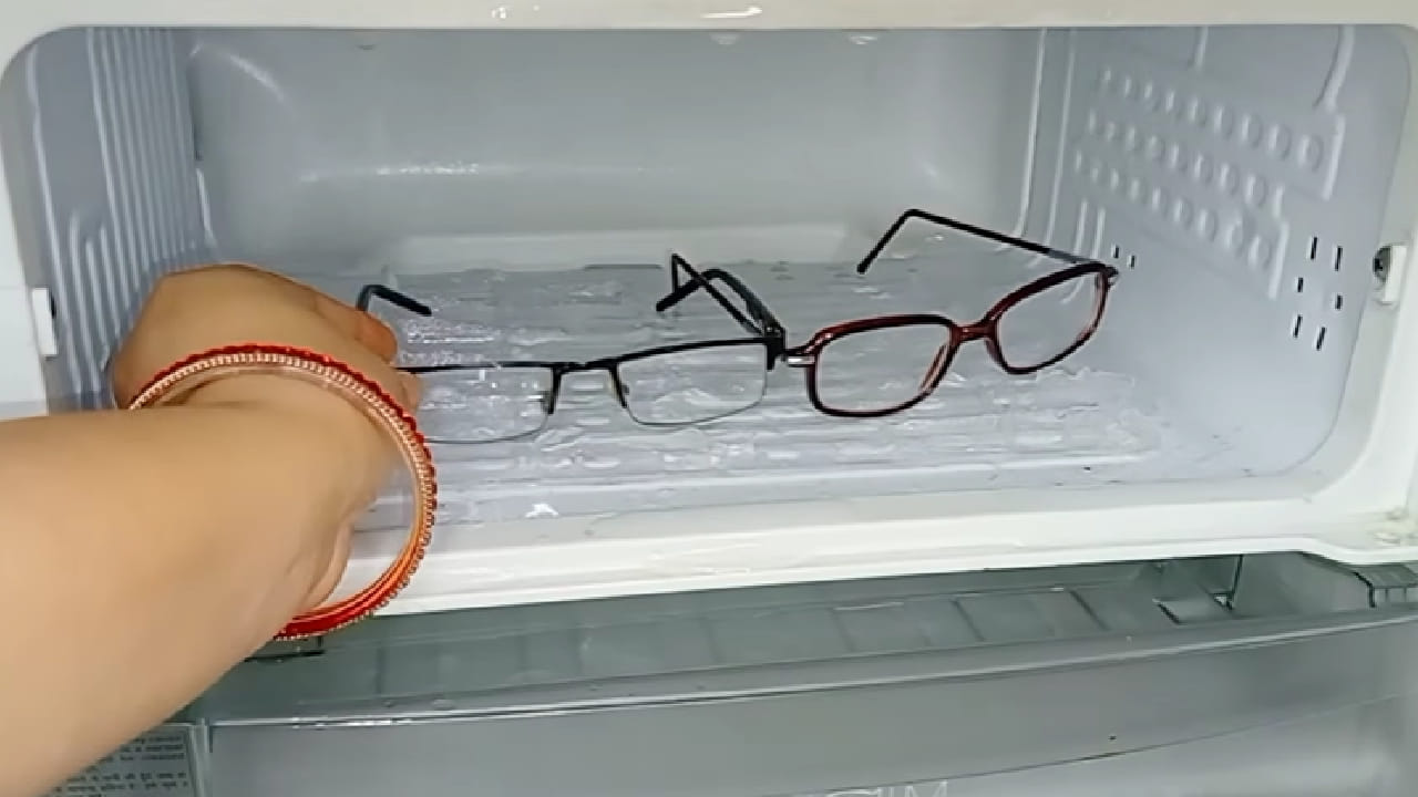 व्हिडीओमध्ये एक महिला सर्वप्रथम वापरातील चष्मा फ्रिजच्या फ्रीजरमध्ये सुमारे दहा मिनिटांसाठी ठेवते. त्यानंतर चष्मा बाहेर काढून मऊ व स्वच्छ कापडाने काचा हलक्या हाताने पुसते. तिच्या दाव्यानुसार, यामुळे काचांवरील धूळ, डाग आणि तेलकटपणा सहज निघून जातो आणि चष्म्याच्या काचा अधिक स्वच्छ व चमकदार दिसू लागतात.