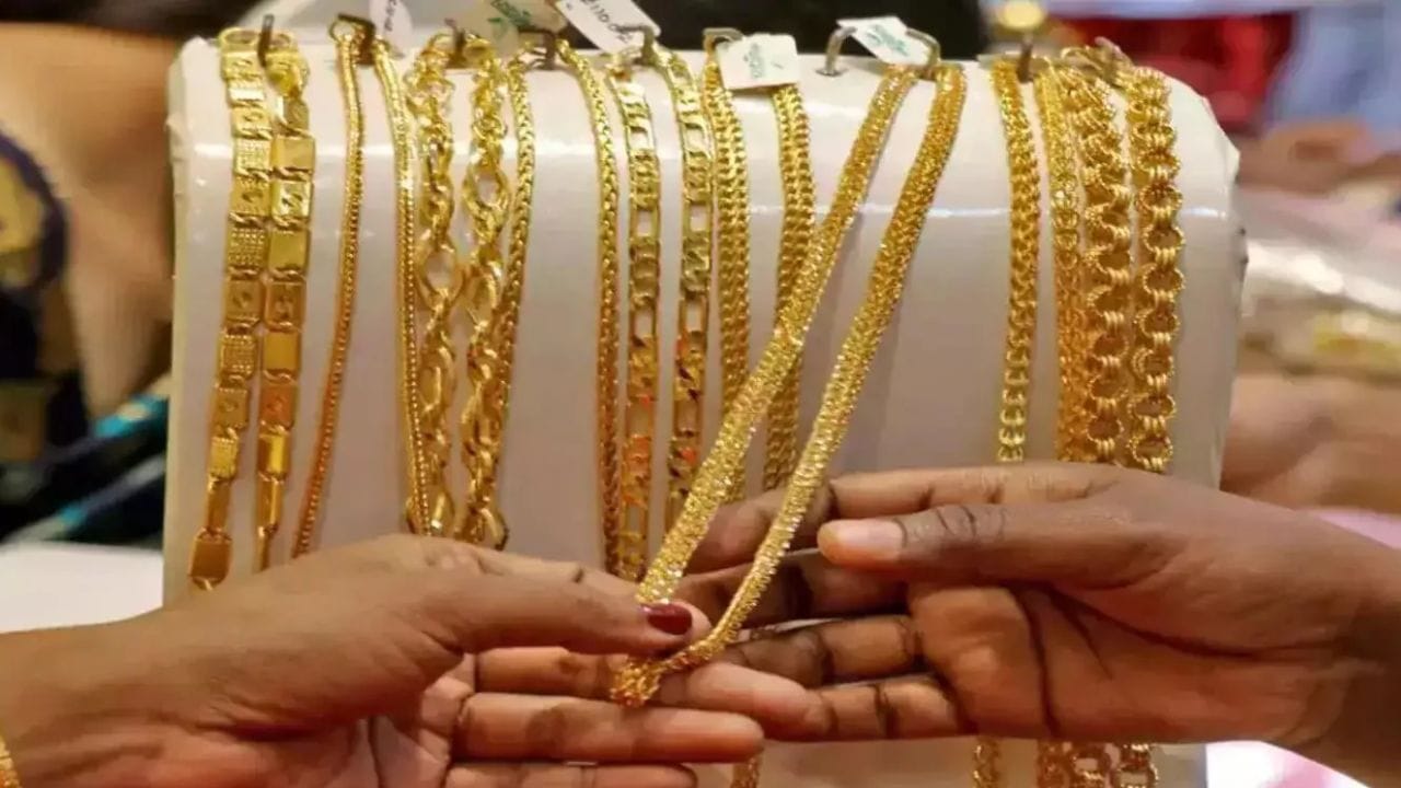 डॉलर सतत वाढत असल्याने अनेक देशांना महाग सोने खरेदी करावे लागत आहे, हे त्यापैकी एक महत्वाचे कारण आहे. गुंतवणूकदार सोन्यासारख्या गुंतवणूकीतून आपले पैसे काढून घेत आहेत. अमेरिकेची मध्यवर्ती बँक व्याजदरात वाढ होऊ शकते. जागतिक बाजारात सतत महागाई वाढत आहे.