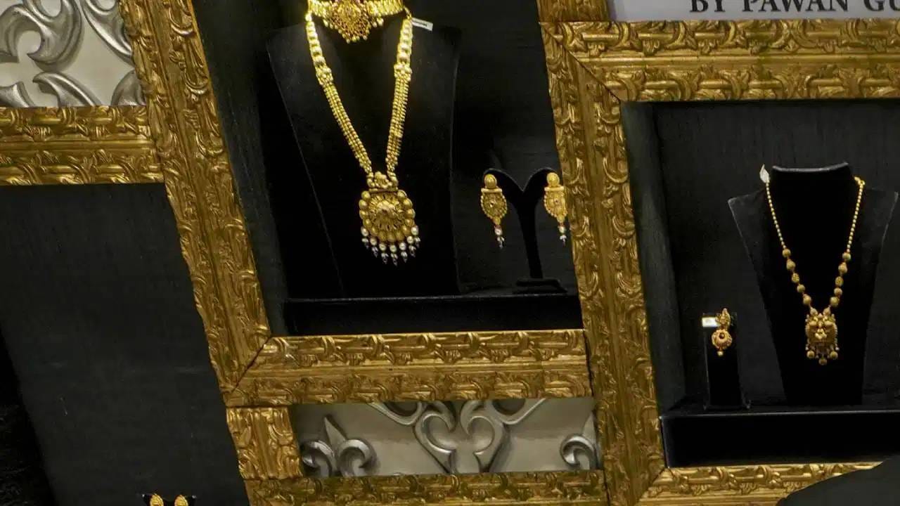 Gold Price Today : आज काही खरं नाही, सोन्याच्या किमतींनी भर पावसाळ्यातही फोडला घाम ! 10 ग्रॅमच्या दरात तर.. Gold Price Today : आज काही खरं नाही, सोन्याच्या किमतींनी भर पावसाळ्यातही फोडला घाम ! 10 ग्रॅमच्या दरात तर..