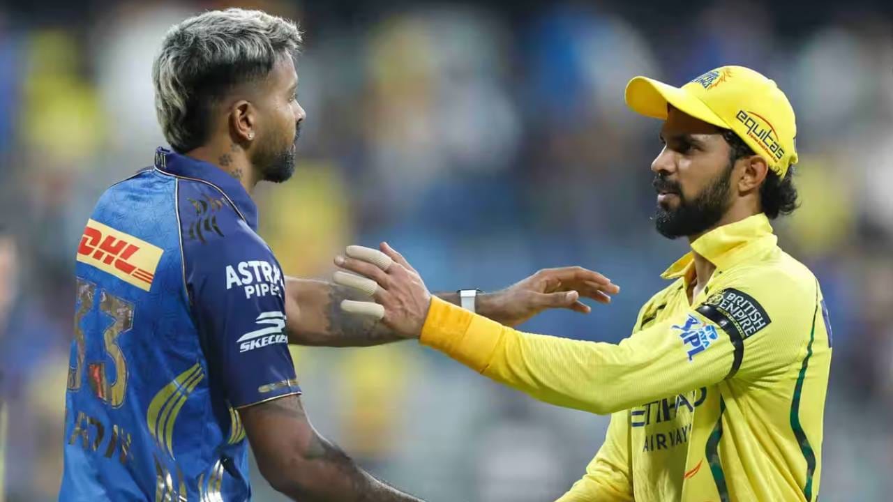 मुंबई इंडियन्सचा कर्णधार म्हणून सलग तीन हंगाम अपयशी ठरल्यानंतर हार्दिक पांड्या फ्रँचायझी सोडून जाईल अशी जोरदार चर्चा आहे. पुढच्या हंगामात हार्दिक एका नवीन संघात सामील होईल, असं बोललं जात आहे. पण कोणता संघ असेल हे अस्पष्ट आहे. आयपीएल ट्रेडिंग विंडो उघडल्यापासूनच या चर्चांना अधिकच जोर चढला आहे. (Photo: IPL/BCCI)