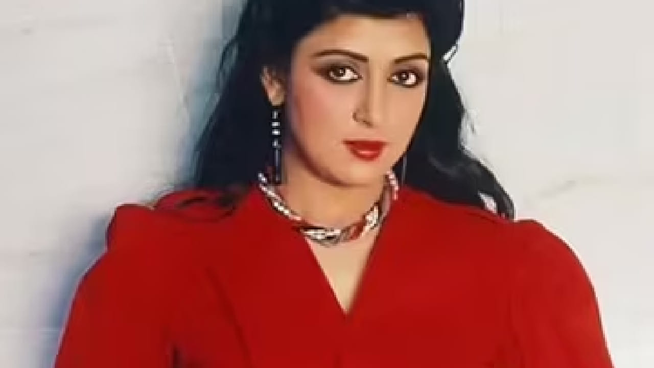 याच वेळी त्यांनी हेमा मालिनी यांच्या फोटोखाली "Dream Girl Coming to Town" ही आकर्षक टॅगलाइन वापरली. ही केवळ चित्रपटाच्या प्रसिद्धीसाठी आखलेली प्रचार मोहीम होती. मात्र, या एका कल्पनेने इतिहास घडवला.