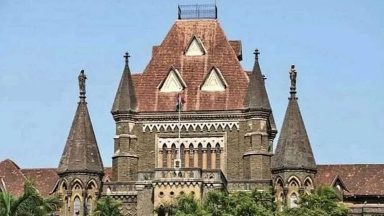 मंत्रालयाच्या कँटीनमधील फ्रिजपेक्षा चप्पलचं स्टँन्ड स्वच्छ...; हायकोर्टाने एफडीएला झाप झाप झापलं, न्यायालयात नेमकं काय घडलं? मंत्रालयाच्या कँटीनमधील फ्रिजपेक्षा चप्पलचं स्टँन्ड स्वच्छ...; हायकोर्टाने एफडीएला झाप झाप झापलं, न्यायालयात नेमकं काय घडलं?