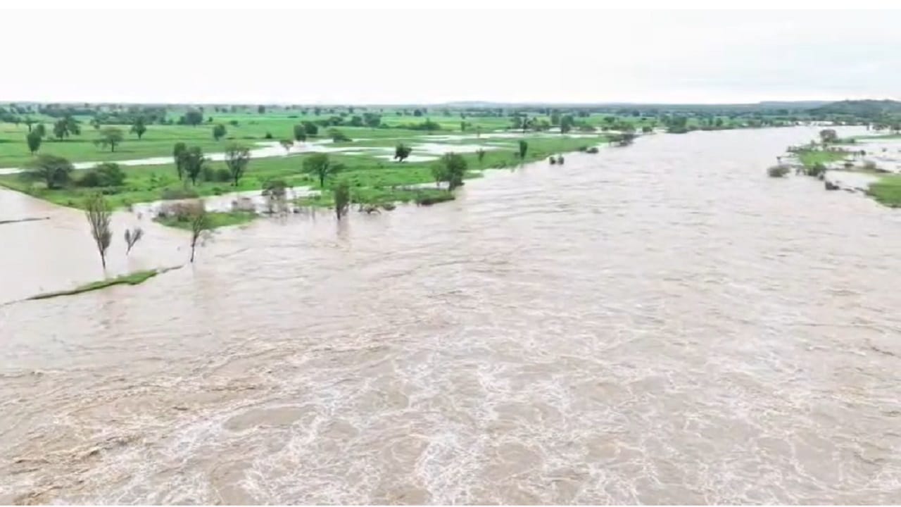 हिंगोली येथील कयादु नदीला पूर अल्याने बोलडा फाटा ते उमरा फाटा मार्ग वाहतुकीसाठी बंद करण्यात आला आहे. जिल्ह्यात मध्येरात्रीपासून होत असलेल्या जोरदार पावसामुळे कयादू नदी वाहत दुथडी भरून आहे.