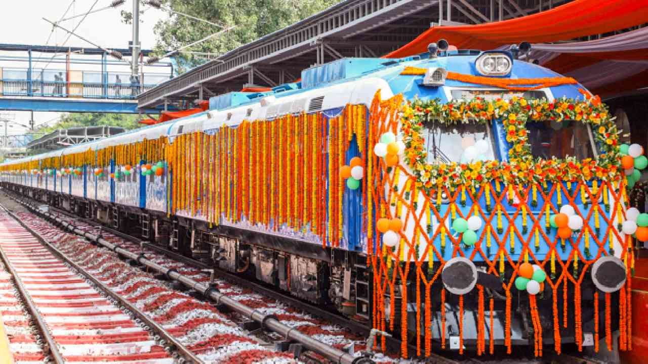 या एका हायड्रोजन ट्रेनच्या निर्मितीला 80 कोटी रुपये खर्च येतो. पायाभूत सुविधा विकासासाठी 70 कोटी रुपये खर्च येतो. हायड्रोजन जळतं किंवा फ्यूल सेलमध्ये वापर होतो. त्यातून  कार्बन डायऑक्साइड नाही पाण्याची वाफ निघते. त्याला क्लीन फ्यूल म्हणतात. त्यामुळे वायू प्रदूषण होत नाही. 