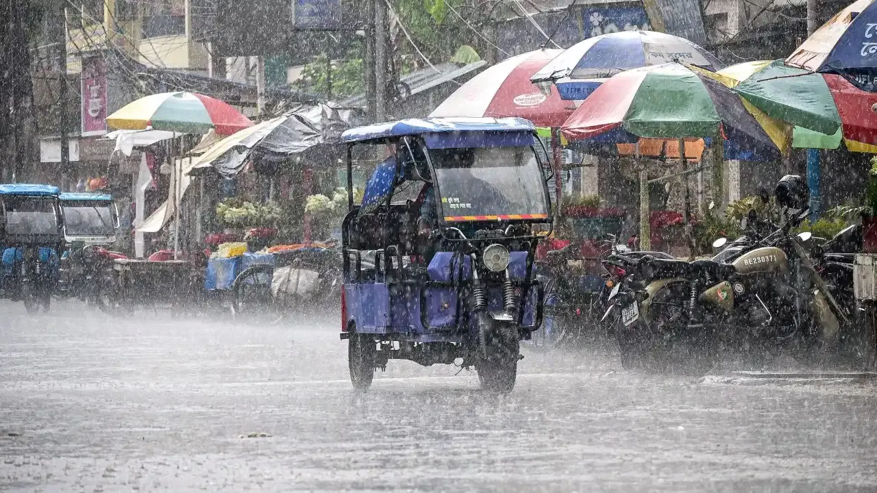 नद्या-नाल्यांना पूर येणार, 10 राज्यांना अतिवृष्टीचा इशारा; IMD कडून रेड अलर्ट नद्या-नाल्यांना पूर येणार, 10 राज्यांना अतिवृष्टीचा इशारा; IMD कडून रेड अलर्ट