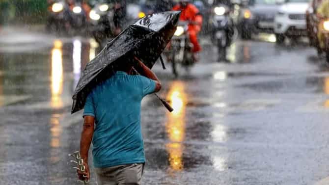 IMD weather update : महाराष्ट्रात मुसळधार पावसाचा अंदाज, आयएमडीचा हाय अलर्ट, गरज असेल तरच घराबाहेर पडा