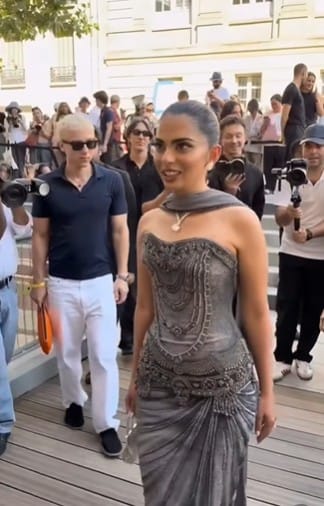 उद्योजक मुकेश अंबानी यांची कन्या ईशा अंबानी यांनी पॅरीसच्या Haute Couture फॅशन वीकमध्ये सहभाग घेतला होता. या शोमध्ये ईशा अंबानी यांच्या हातात असलेल्या Birkin पर्सवर तब्बल ३,०२५ हिरे जडलेले होते.