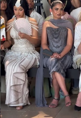 उद्योजक मुकेश अंबानी यांची कन्या ईशा अंबानी यांनी पॅरीसच्या Haute Couture फॅशन वीकमध्ये सहभाग घेतला होता. या शोमध्ये ईशा अंबानी यांच्या हातात असलेल्या Birkin पर्सवर तब्बल ३,०२५ हिरे जडलेले होते.