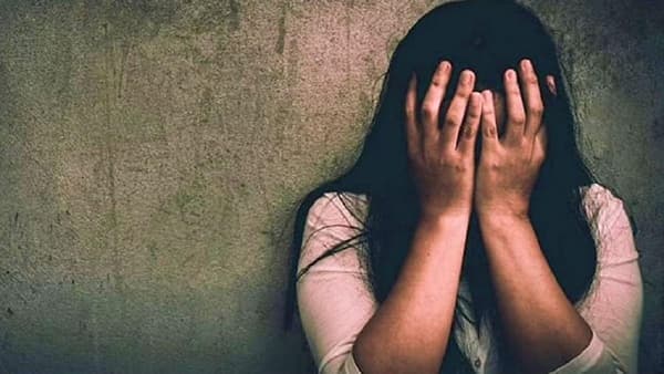 महाराष्ट्र गाठतोय विकृतीचा कळस! 60 वर्षांच्या नराधमाने 2 सख्या बहिणींचे वारंवार तोडले लचके... घटना कशी आली समोर?