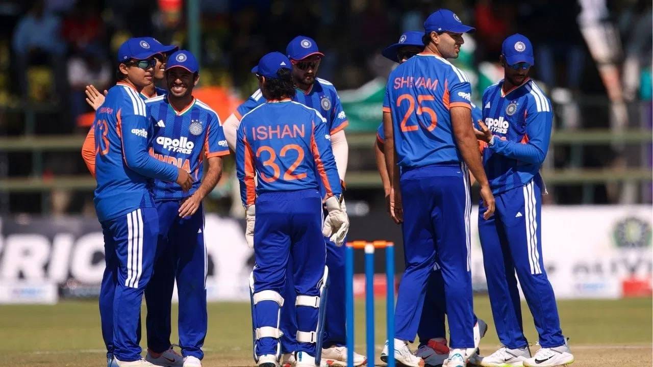 भारताने हा सामना जिंकल्यानंतर आयसीसी क्रमवारीत याचा लाभ मिळणार आहे. नुकतंच भारताला इंग्लंडकडून 4-0 ने मात मिळाली होती. त्यामुळे भारताचं अव्वल स्थान गेलं होतं. मात्र या विजयानंतर पुन्हा वैभव प्राप्त होईल. (PHOTO CREDIT- PTI)
