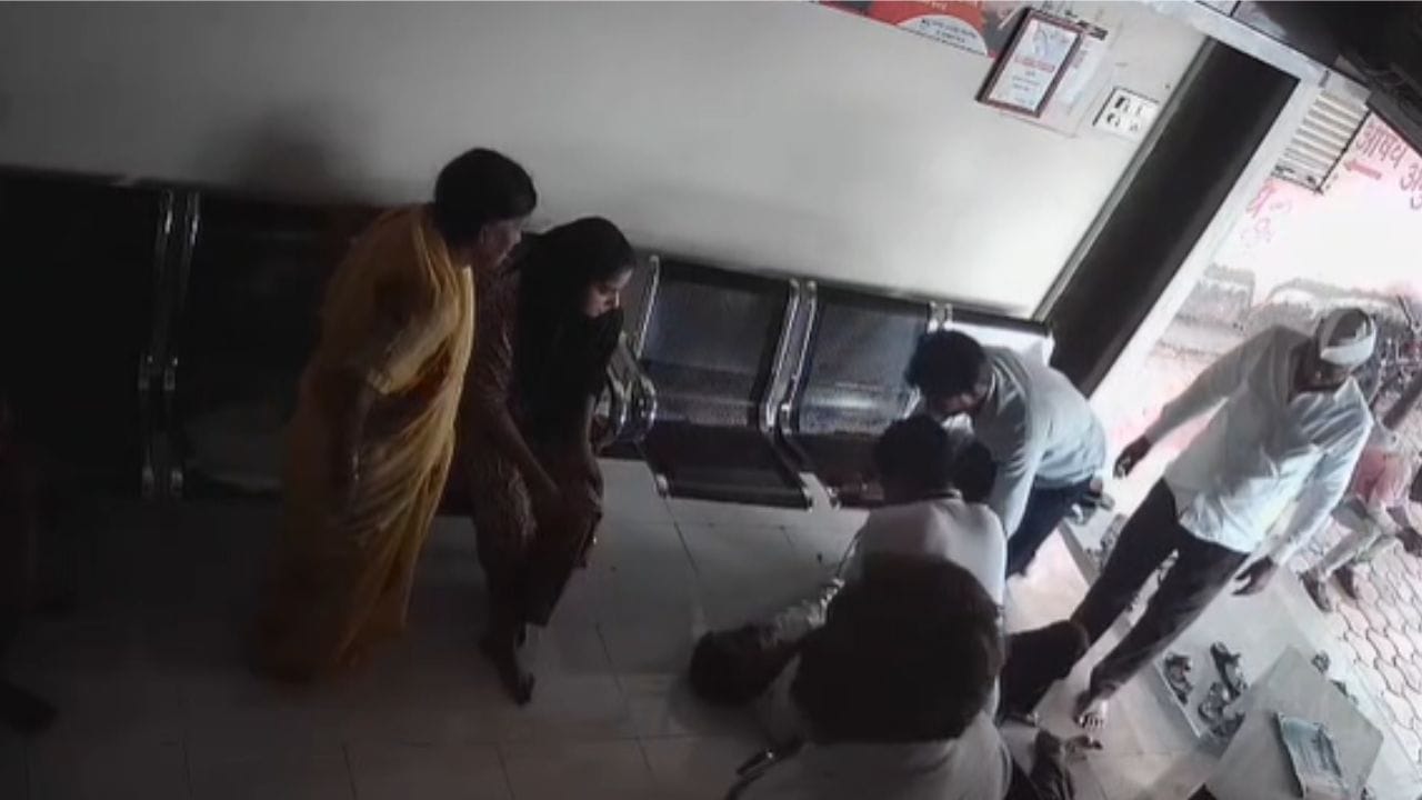 ते कोसळले, हृदय बंद, डॉक्टरांनी केली कमाल थेट 10 मिनिटात पुन्हा हृदय सुरू, अंगावर शहारे आणणार पुण्यातील व्हिडीओ.. ते कोसळले, हृदय बंद, डॉक्टरांनी केली कमाल थेट 10 मिनिटात पुन्हा हृदय सुरू, अंगावर शहारे आणणार पुण्यातील व्हिडीओ..