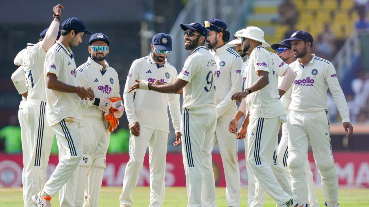 भारत आणि श्रीलंका यांच्यातील दोन सामन्यांची कसोटी मालिका 15 ऑगस्टपासून सुरू होणार आहे. या मालिकेसाठी बीसीसीआयने 15 सदस्यीय संघाची घोषणाही केली आहे. या संघात वेगवान गोलंदाज जसप्रीत बुमराह आणि सलामीवीर साई सुदर्शन यांची निवड केली आहे. पण त्यांची उपलब्धता त्यांच्या तंदुरुस्तीवर अवलंबून असेल, असे बीसीसीआयने म्हटले होते. (Photo: PTI)