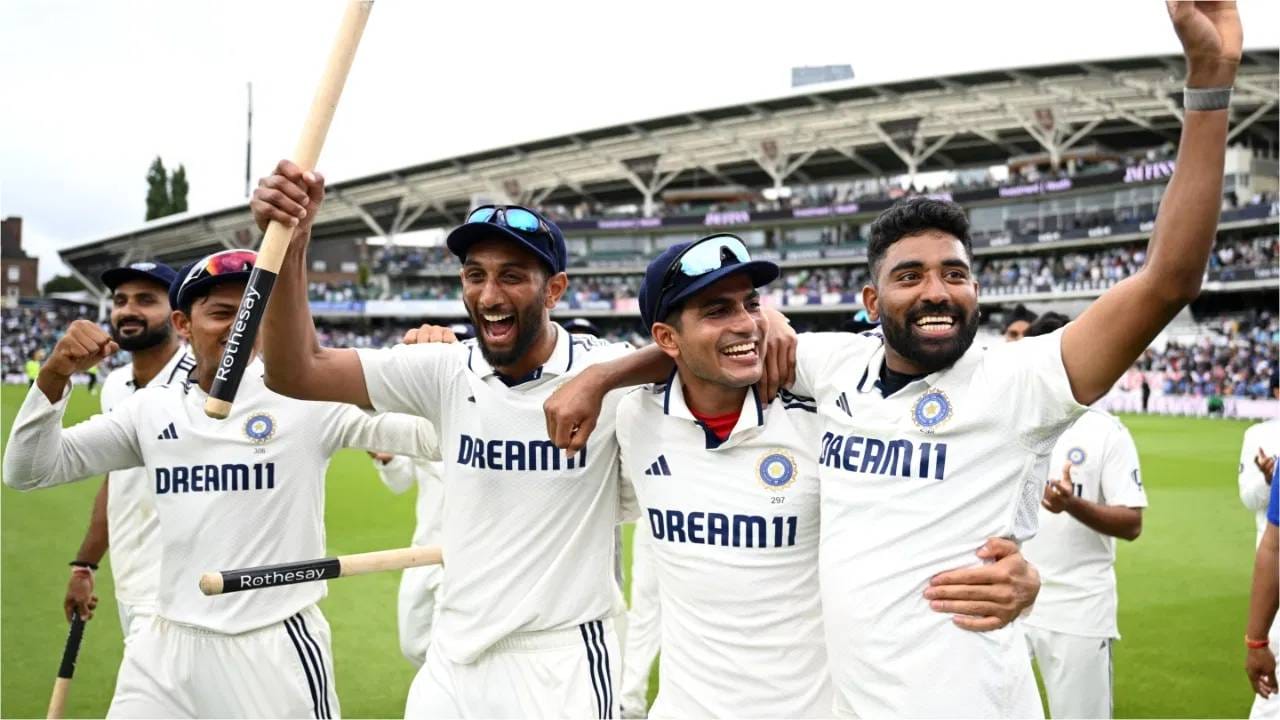 आयसीसीच्या बैठकीत वर्ल्ड टेस्ट चॅम्पियनशिप गुणातालिकेत बदल करण्याचा प्रस्ताव आला आहे. या प्रस्तावानुसार कसोटी मालिकेतील आधारावर गुण मिळतील. म्हणजेच एखादा संघाने जास्त कसोटी मालिका जिंकल्या तर त्या आधारावर गुण ठरवले जातील. त्यामुळे एक सामना जिंकला किंवा हरला तरी काही फरक पडणार नाही. गुणतालिकेत बदल मालिका विजयावर होणार आहे. (फोटो-GETTY IMAGES)