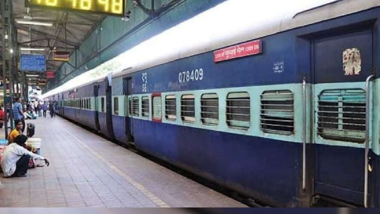 रेल्वे स्थानकांच्या संख्येबाबत बोलायचे झाल्यास, विविध उपलब्ध आकडेवारीनुसार 2025 पर्यंत भारतात सुमारे 7300 ते 8000 दरम्यान रेल्वे स्थानके कार्यरत आहेत. या विस्तीर्ण रेल्वे जाळ्यामुळे देशातील दुर्गम भागही रेल्वेमार्फत जोडले गेले आहेत.