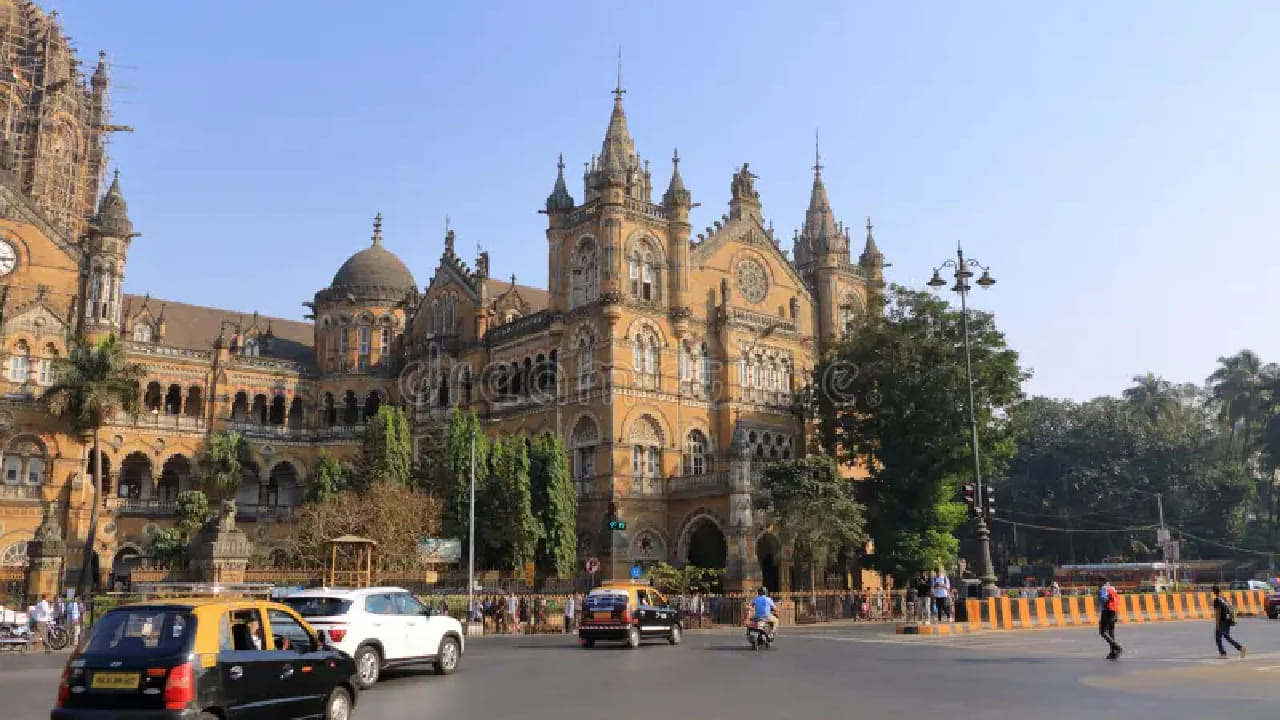 रेल्वेने प्रवास करताना विविध शहरांमधील स्थानके, परिसर आणि संस्कृती अनुभवायला मिळते. मात्र, अनेकदा रेल्वेने प्रवास करूनही भारतातील पहिल्या रेल्वे स्थानकाचे नाव काय होते, हा प्रश्न अनेकांना पडतो. या प्रश्नाचे उत्तर इतिहासात दडलेले आहे.
