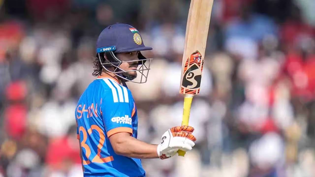 इशान किशनने 31 चेंडूत अर्धशतक पूर्ण केलं. त्यानंतर पुढच्या 13 चेंडूत 41 धावा आणखी जोडल्या आणि 81 धावा केल्या. यासह आंतरराष्ट्रीय टी20 क्रिकेटमध्ये एका वर्षात सर्वाधिक धावा करण्यात विराट कोहलीला मागे टाकलं आहे. एका वर्षात सर्वाधिक धावा करण्याचा मान पाकिस्तानच्या मोहम्मद रिझवानच्या नावावर आहे. (Photo: BCCI)
