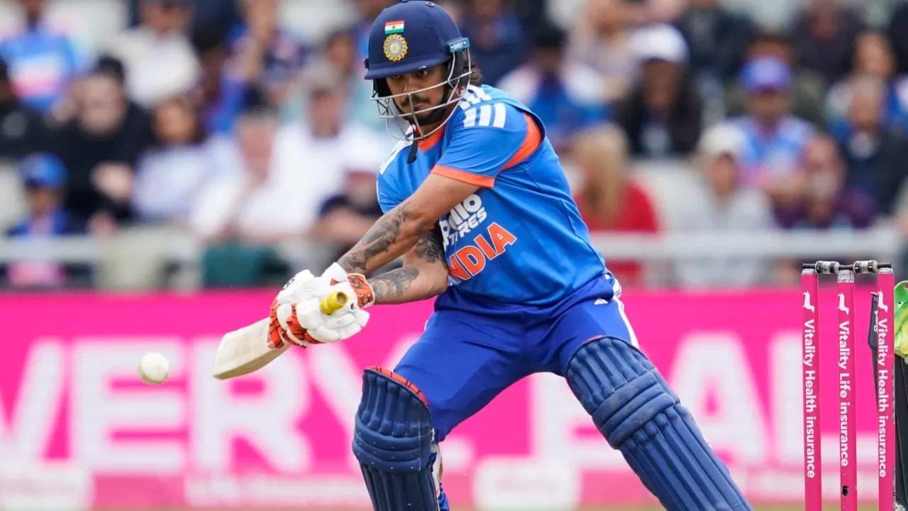इशान किशनने सूर्यकुमार यादव आणि विराट कोहली यांना मागे टाकलं आहे. विराट कोहलीचं टी20 क्रिकेटमधील बेस्ट रेटिंग हे 909 इतकं होतं. तर सूर्यकुमार यादवने 912 रेटिंग पॉइंटपर्यंत मजल मारली होती. आता इशान यांच्या पुढे निघून गेला आहे. (Photo: PTI)