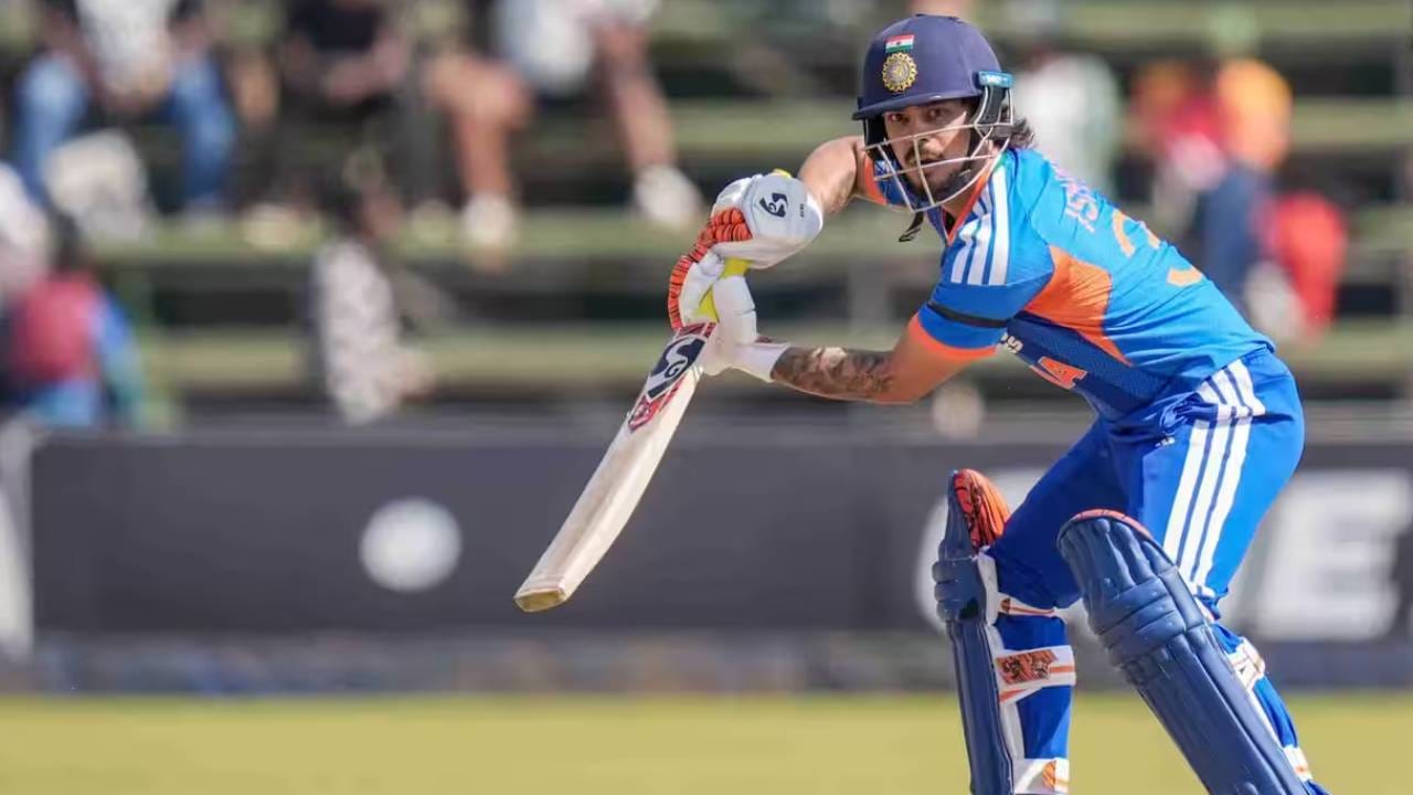 इशान किशनने या वर्षात आंतरराष्ट्रीय टी20 क्रिकेटमध्ये 783 धावा केल्या आहेत. विराट कोहलीला मागे टाकत सातवा फलंदाज ठरला आहे. विराट कोहलीने 2022 मध्ये 781 धावा केल्या होत्या, आता आठव्या स्थानी आहे. पाकिस्तानचा मोहम्मद रिझवान 1326 धावांसह पहिल्या स्थानावर आहे. (Photo: BCCI)