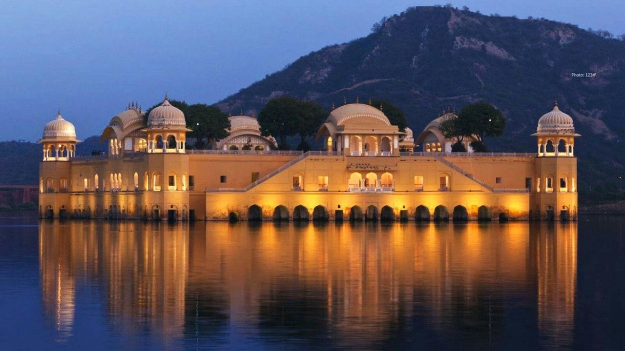 जल महल (Jaipur, Rajasthan)- अरावली हिरव्या डोंगररांगात मानसागर तलावात उभे आहे. जयपूरचा जल महल भारताच्या सर्वात प्रतिष्ठीत जलमहलापैकी एक आहे. १८ व्या शतकातील या पाच मजली इमारतीचे चार मजले नेहमी पाण्यातच बुडालेले असतात. जेव्हा हा तलाव संपूर्ण भरतो, तेव्हा केवळ एक मजला दिसतो.जो पाण्यावर तरंगते महलाचा एक अद्भुत भ्रम निर्माण करतो.