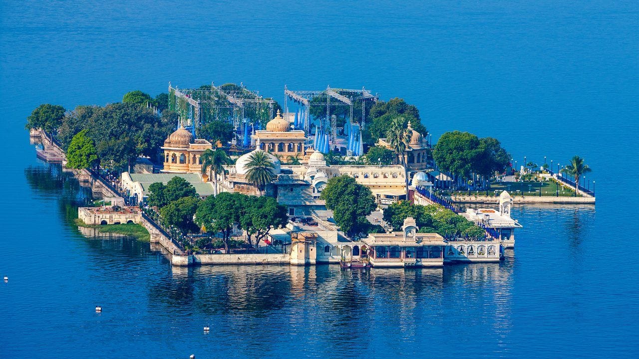 जग मंदिर (Udaipur, Rajasthan)- पिछोला तलावाच्या दक्षिण बेटावर असलेले जग मंदिर एक अन्य भव्य जलमहल आहे. विशेषत: 'लेक गार्डन पॅलेस'च्या नावाने प्रसिद्ध या महलाची निर्मिती १६ व्या आणि १७ व्या शतकातील मेवाडच्या राजांनी केली होती. येथे सुंदर बगीचे,दगडी कोरीव काम आणि घुमट पर्यटकांचे आकर्षण आहे.