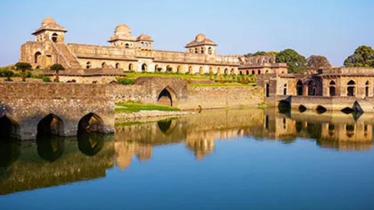 जहाज महल (Mandu, Madhya Pradesh) - मध्यप्रदेशातील ऐतिहासिक शहर मंडूमध्ये मुंज तलाव आणि कपूर तलाव दरम्यान स्थित जहाज महल कपूर तलावात दरम्यान जहाज महल एक अनोखे जल इमारत आहे. विशेषत: १५ व्या शताद्बीमध्ये निर्मित या महलाची वास्तू दोन तलावाच्या दरम्यान पाण्यात तरंगत्या एखाद्या विशाल जहाजासारखे दिसते.