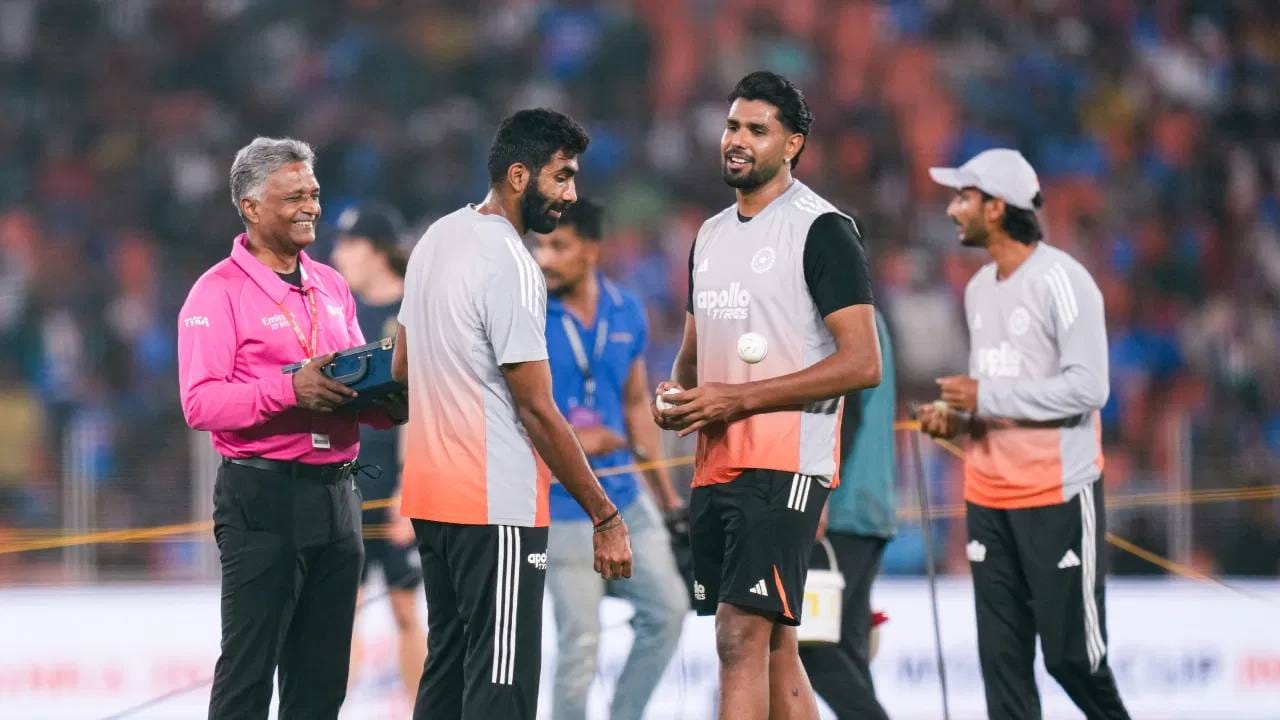 वर्ल्ड टेस्ट चॅम्पियनशिपच्या अंतिम फेरीत पोहोचण्यासाठी भारताला या पर्वातील उर्वरित नऊ कसोटी सामन्यांपैकी सात सामने जिंकणे आवश्यक आहे. न्यूझीलंडविरुद्धच्या दौऱ्यापूर्वी भारतासाठी श्रीलंकेत 2-0 ने मालिका जिंकणे महत्त्वाचे आहे. अन्यथा वर्ल्ड टेस्ट चॅम्पियनशिपचं गणित कठीण होईल. (Photo: PTI)