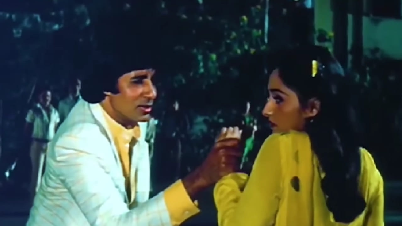 1984 मध्ये प्रदर्शित झालेल्या शराबी चित्रपटातील 'दे दे प्यार दे' हे गाणे आजही प्रेक्षकांच्या विशेष पसंतीस उतरले आहे. अमिताभ बच्चन आणि जया प्रदा यांच्यावर चित्रित झालेल्या या गाण्याच्या शूटिंगपूर्वी त्या प्रचंड तणावाखाली होत्या असे त्यांनी एका डान्स रिअॅलिटी शोमध्ये सांगितले.