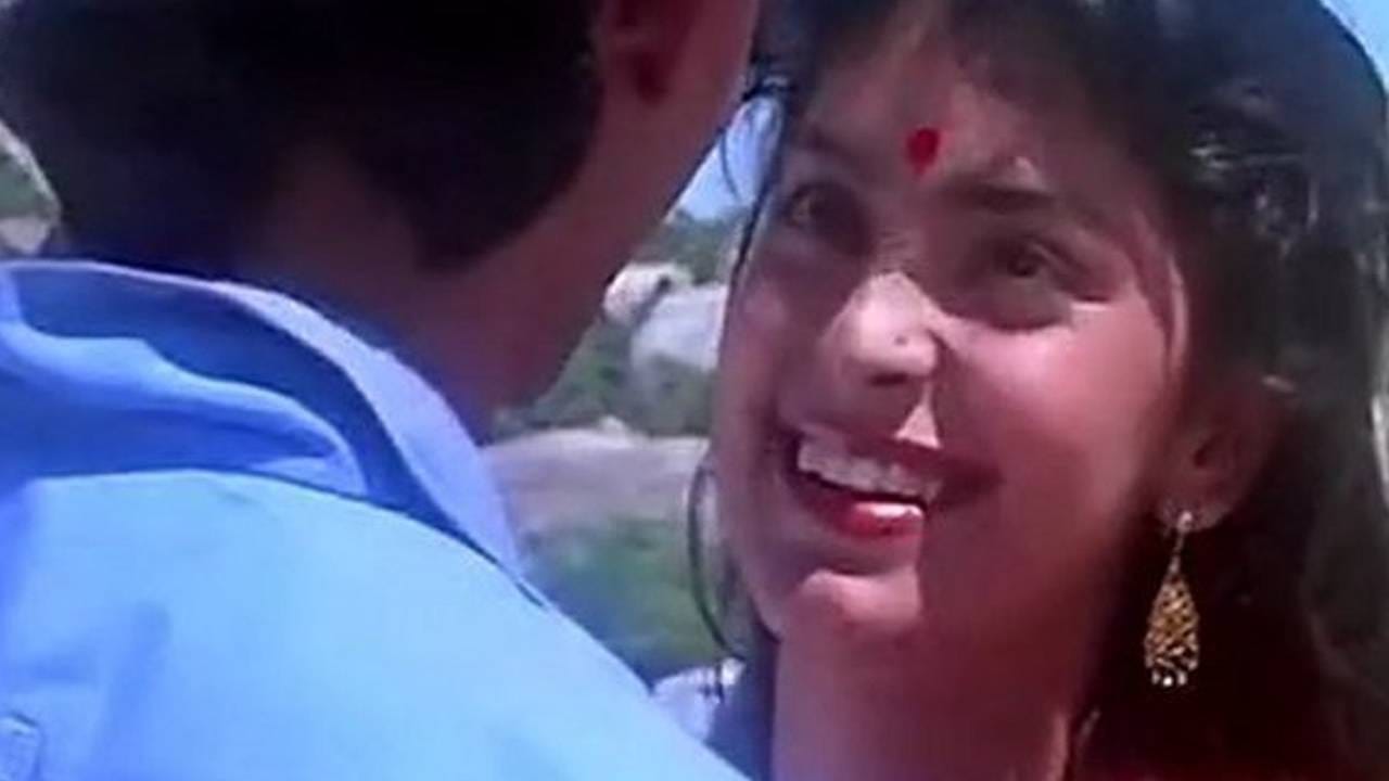 आमिर खान आणि जूही चावला यांच्यावर चित्रित केलेले हे गाणे आजही रोमँटिक गाण्यांची मिसाल मानले जाते. हे गाणे १९८८ मध्ये प्रदर्शित झालेल्या ‘कयामत से कयामत तक’ या चित्रपटातील आहे. या चित्रपटात जूही चावलाची निवड स्वतः आमिर खान यांनी ऑडिशनद्वारे केली होती. मात्र, जूहीला सुरुवातीला हे माहित नव्हते की आमिरच या चित्रपटात मुख्य भूमिकेत आहेत.