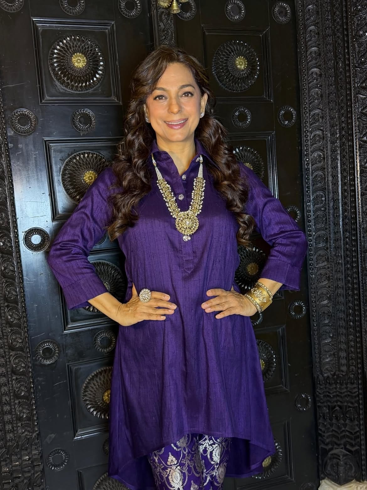 जुहीच्या फोटोंवर नेटकऱ्यांनी लाईक्स आणि कमेंटचा वर्षाव केला आहे. संगायचं झालं तर, बॉलिवूडच्या श्रीमंत अभिनेत्रींच्या यादीत जुही अव्वल स्थानी आहे. त्यामुळे एक नेटकरी कमेंट करत म्हणाला, 'अंबानीनंतर हिचा...'