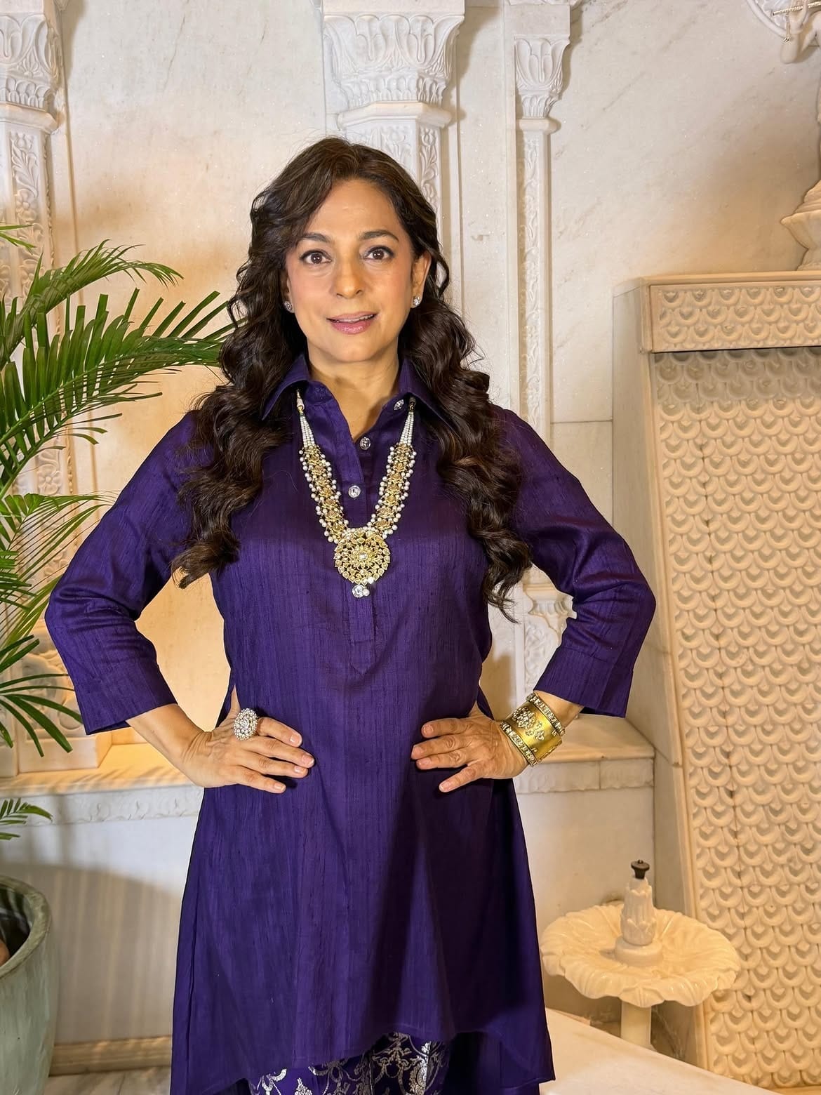 अभिनेत्री जूही चावला हिने एकेकाळी बॉलिवूडवर राज्य केलं. आज देखील अभिनेत्रीचे सिनेमे चाहते तितक्याच आवडीने पाहातात. पण गेल्या कित्येक वर्षांपासून अभिनेत्री बॉलिवूडपासून दूर आहे. आता जुही तिच्या खास लूकमुळे चर्चेत आली आहे. दिवसागणिक अभिनेत्रीचा बोल्डनेस वाढत आहे.