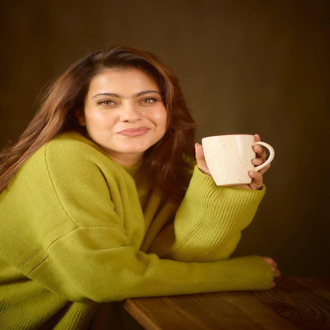 आता काजोल बॉलिवूडपासून दूर असली तर, सोशल मीडियावर तिचे अनेक फोटो आणि व्हिडीओ व्हायरल होत असतात. एवढंच नाही तर, अनेक कार्यक्रम आणि पुरस्कार सोहळ्यामध्ये  देखील अभिनेत्रीला स्पॉट केलं जातं. तिची लेक निसा हिचे देखील फोटो आणि व्हिडीओ सोशल मीडियावर व्हायरल होत असतात. 