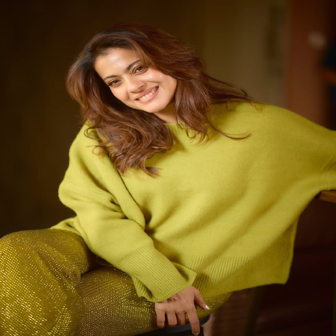 अभिनेत्री काजोल आता पूर्वीप्रमाणे बॉलिवूडमध्ये सक्रिय नसली तरी, सोशल मीडियावर कायम सक्रिय असते. सोशल मीडियावर तिच्या चाहत्यांची संख्या देखील मोठी आहे. चाहत्यांमध्ये आजही अभिनेत्रीची क्रेझ दिसून येते.