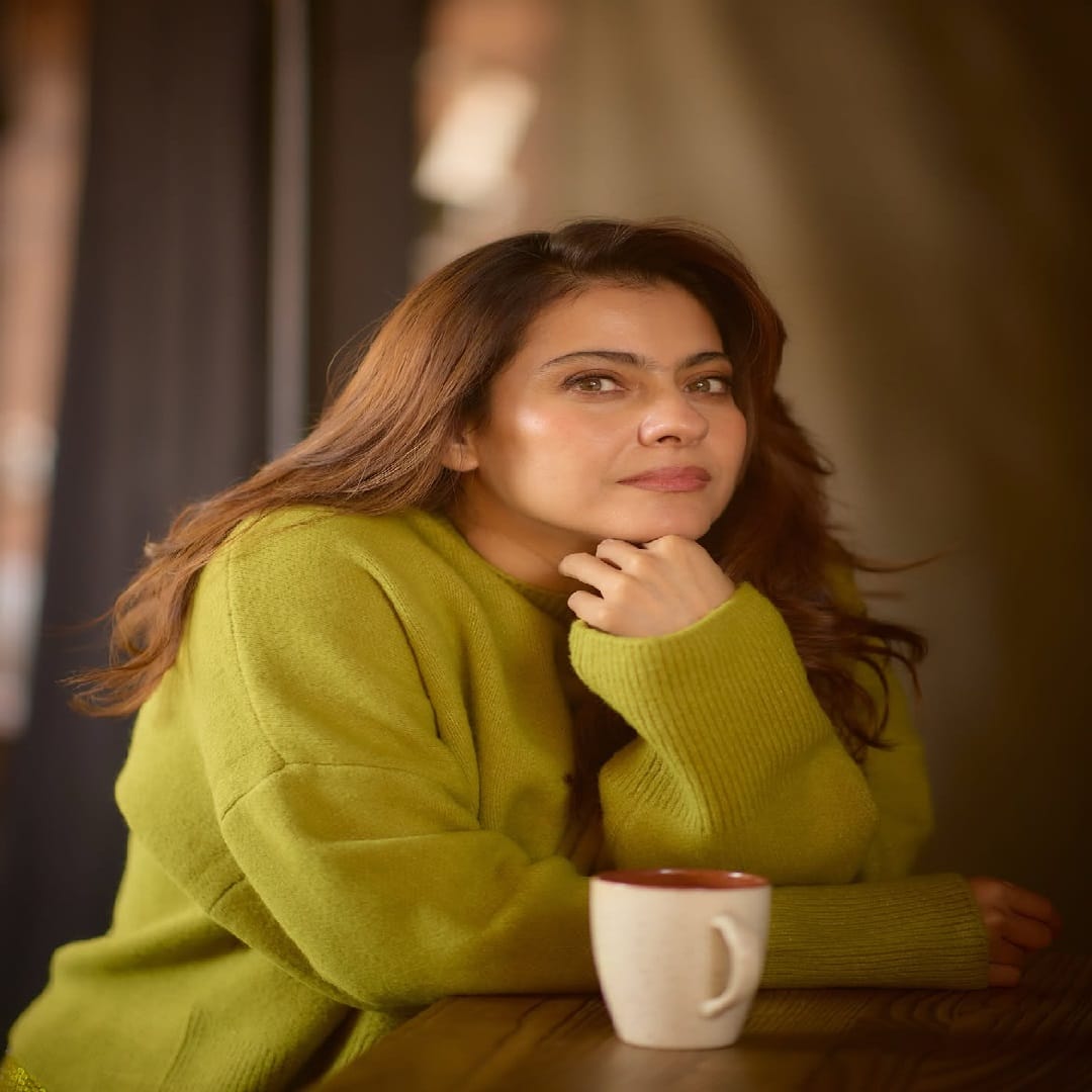 काजोल सोशल मीडियावर कायम सक्रिय असते. सोशल मीडियावर तिच्या चाहत्यांची संख्या देखील फार मोठी आहे. चाहत्यांच्या संपर्कात राहण्यासाठी अभिनेत्री कायम स्वतःचे फोटो आणि व्हिडीओ सोशल मीडियावर पोस्ट करत असते.