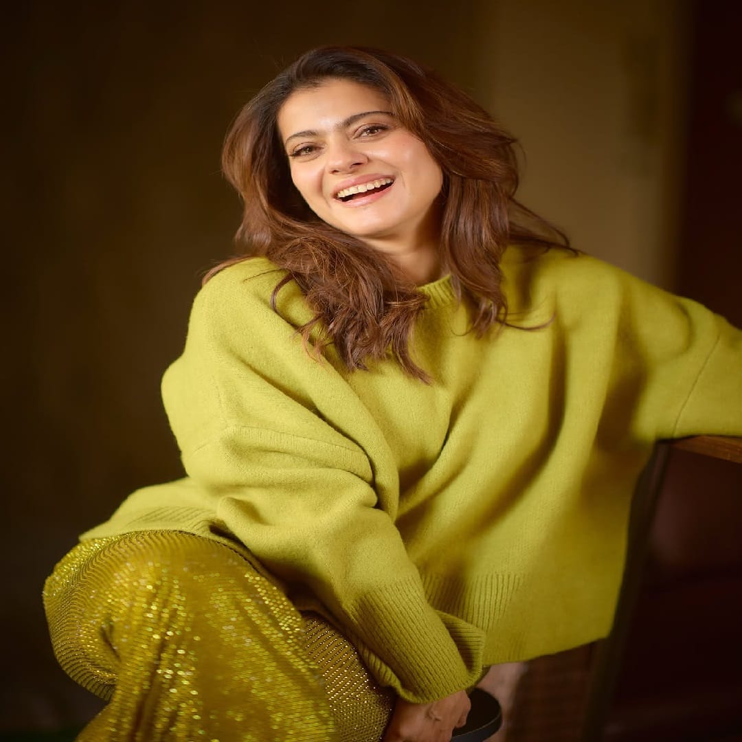 आता देखील अभिनेत्रीने सोशल मीडियावर काही फोटो पोस्ट केले आहे. ज्यामध्ये काजोल प्रचंड सुंदर दिसत आहे. फोटो पोस्ट करत अभिनेत्रीने कॅप्शनमध्ये, कधीकधी मी हुशार वाटण्यासाठी स्वतःचेच शब्द तयार करते... असं लिहिलं आहे. 