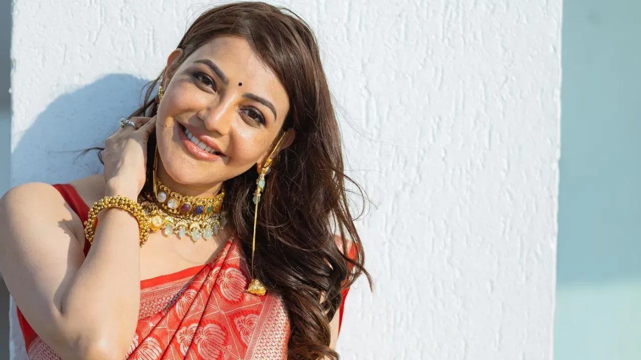 बॉलिवूड अभिनेत्री या त्यांच्या ग्लॅमरस लूकने कायमच चाहत्यांना घायाळ करतात. त्यांच्या प्रत्येक लूकवर चाहत्यांचे लक्ष आहे. लग्झरी आयुष्य आणि लूकसोबतच अभिनेत्री खासगी आयुष्यामुळे सर्वांचे लक्ष वेधून घेत असतात. नुकताच प्रसिद्ध अभिनेत्री काजल अग्रवालने तिच्यासोबत घडलेला धक्कादायक अनुभव सांगितला आहे. सिनेमाचे शूट सुरु असताना सहाय्यक दिग्दर्शक अचानक तिच्या व्हॅनिटीमध्ये शिरला. त्याने केलेल्या कृत्याने ती थरथर कापू लागली होती.