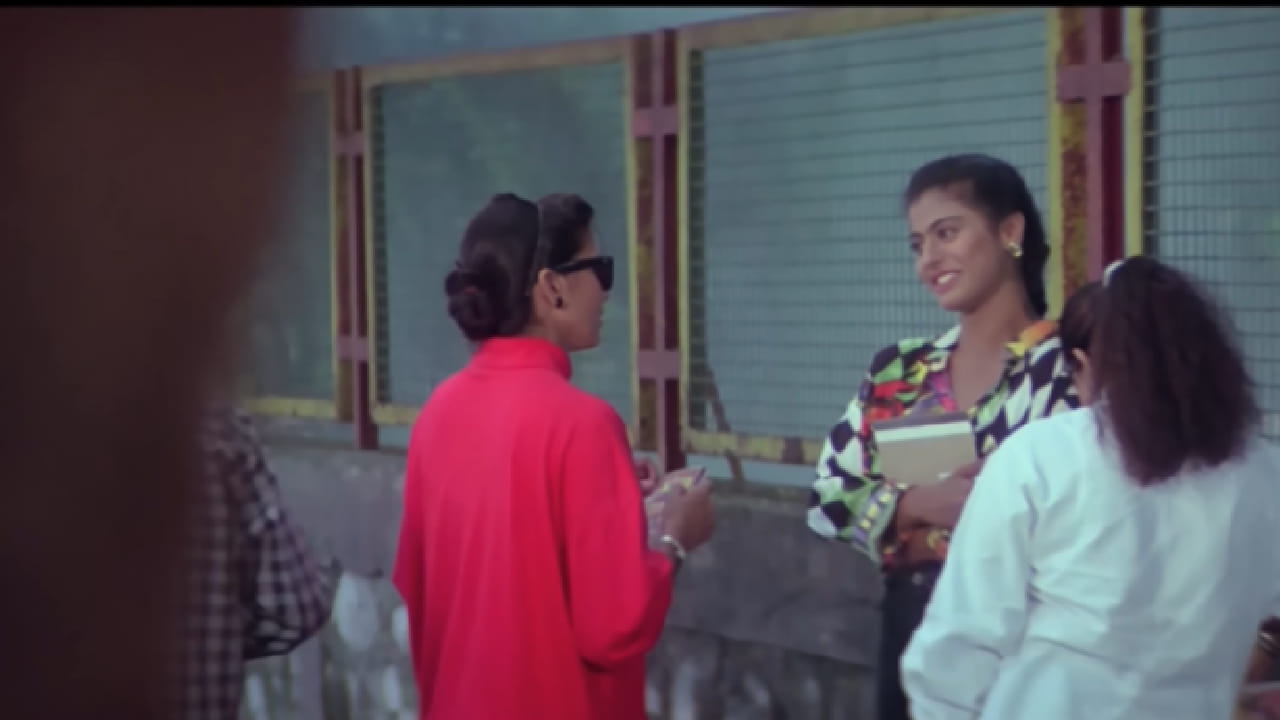 गाण्यातील 'हथेली पर तुम्हारा नाम, लिखते हैं मिटाते हैं' ही ओळ विशेष लोकप्रिय झाली होती. एकतर्फी प्रेमातील वेदना आणि मनातील भावनांचा संघर्ष या गाण्यातून अत्यंत प्रभावीपणे मांडण्यात आला आहे.