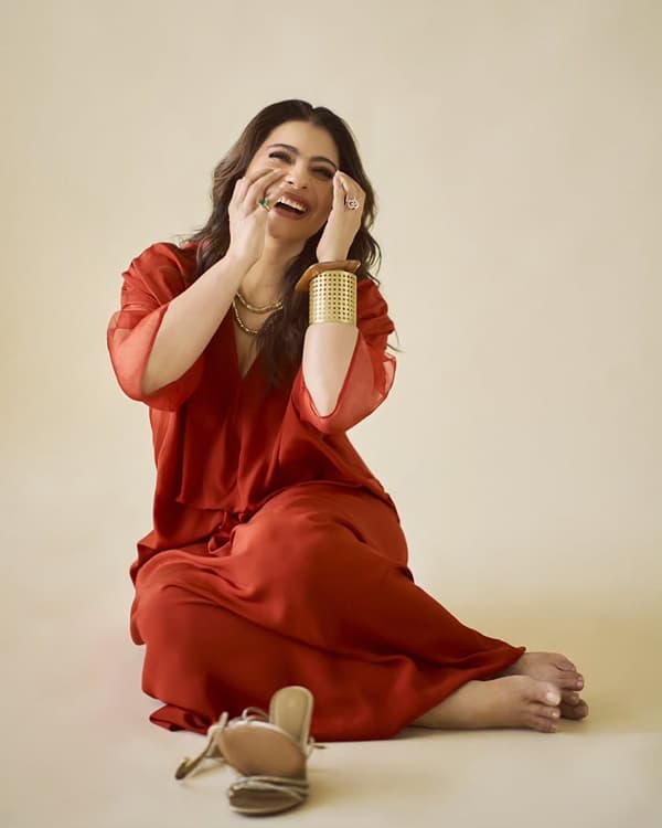 बॉलिवूडची प्रसिद्ध आणि लोकप्रिय अभिनेत्री काजोल हिला आज कोणत्याच ओळखीची गरज नाही. अनेक सिनेमामध्ये दमदार भूमिका बजावत काजोल हिने चाहत्यांच्या मनावर राज्य केलं. पण आता काजोल सोशल मीडियावर कायम सक्रिय असते....