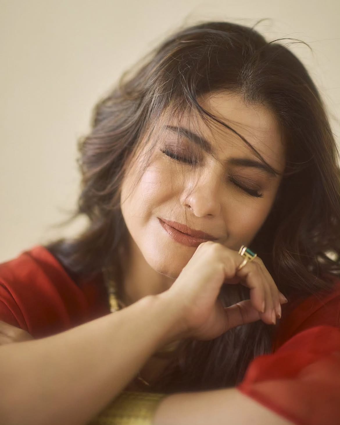 आता देखील काजोल हिने स्वतःचे काही फोटो सोशल मीडियावर पोस्ट केले आहे. चाहत्यांना देखील अभिनेत्रीचा लूक आवडला आहे. दिवसागणित काजोल हिचा बोल्डनेस वाढतोय असं म्हणायला देखील हरकत नाही...