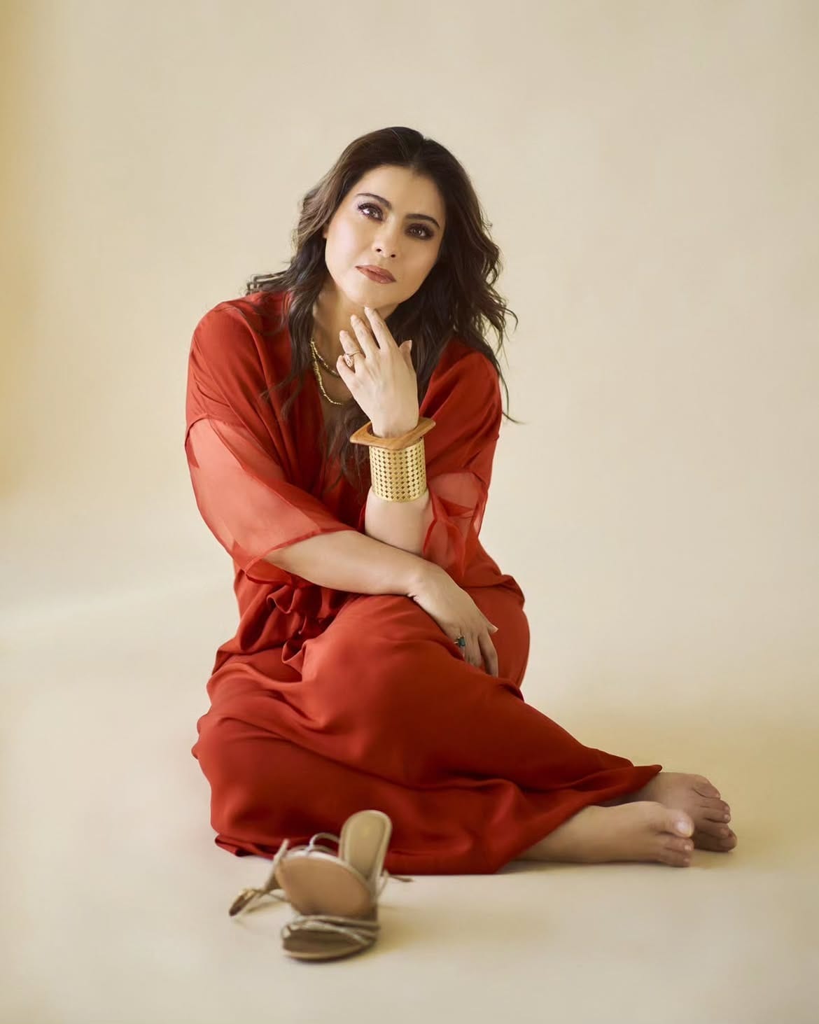 क्लासी ड्रेसमध्ये फोटो पोस्ट करत अभिनेत्री म्हणाली, 'जेव्हा तुम्ही घरात असता आणि पाऊस घराबाहेर पडत असतो, तेव्हाची ही मनस्थिती असते...!', काजोल हिच्या पोस्टवर अनेकांनी लाईक्स आणि कमेंटचा वर्षाव देखील केला आहे.