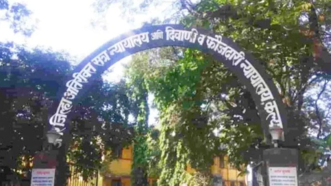 वकिलाचे महिला सहकाऱ्यांसोबत नको ते कांड, बिंग फुटताच... महिला वकिलांकडून बेदम मारहाण वकिलाचे महिला सहकाऱ्यांसोबत नको ते कांड, बिंग फुटताच... महिला वकिलांकडून बेदम मारहाण