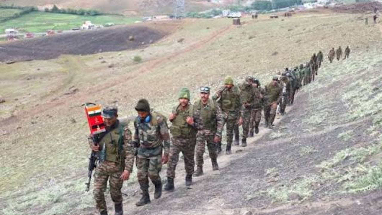 Kargil Vijay Diwas: जेव्हा पाकिस्तानच्या किचनमध्ये झाली भारतीय सैनिकांची मेजवाणी, मेन्यूत होता कराची हलवा, मेव्याची खीर, पण.. Kargil Vijay Diwas: जेव्हा पाकिस्तानच्या किचनमध्ये झाली भारतीय सैनिकांची मेजवाणी, मेन्यूत होता कराची हलवा, मेव्याची खीर, पण..