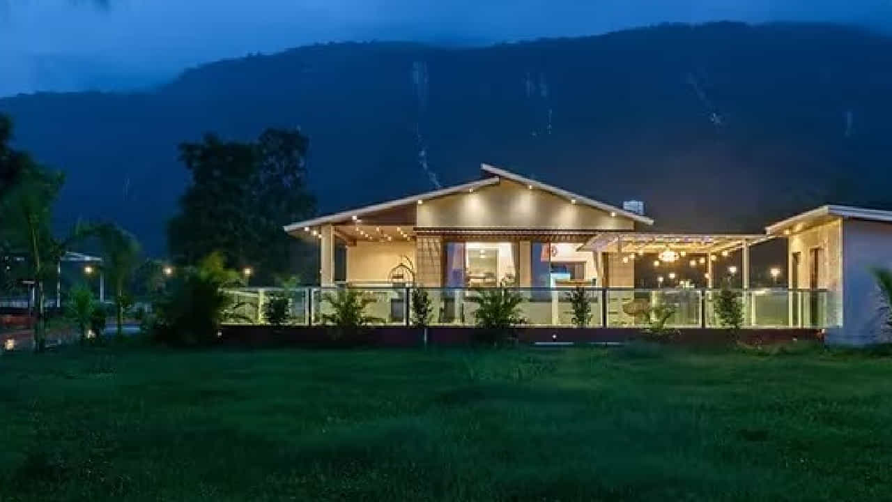 मराठी अभिनेत्री आणि सूत्रसंचालिका प्राजक्ता माळी सोशल मीडियावर कायमच सक्रिय असते. तिच्या कामासोबतच ती तिच्या वैयक्तिक आयुष्यातील खास क्षणही चाहत्यांसोबत शेअर करत असते. आता पावसाळ्याची चाहूल लागताच प्राजक्ताने तिच्या कर्जतमधील सुंदर फार्महाऊसची झलक चाहत्यांना दाखवली आहे.