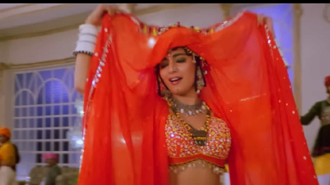 1993 मध्ये प्रदर्शित झालेला 'खलनायक' हा बॉलिवूडमधील सर्वाधिक गाजलेल्या चित्रपटांपैकी एक मानला जातो. संजय दत्त, माधुरी दीक्षित आणि जॅकी श्रॉफ यांच्या प्रमुख भूमिका असलेल्या या चित्रपटाने कथा, अभिनय आणि संगीतामुळे प्रचंड लोकप्रियता मिळवली.