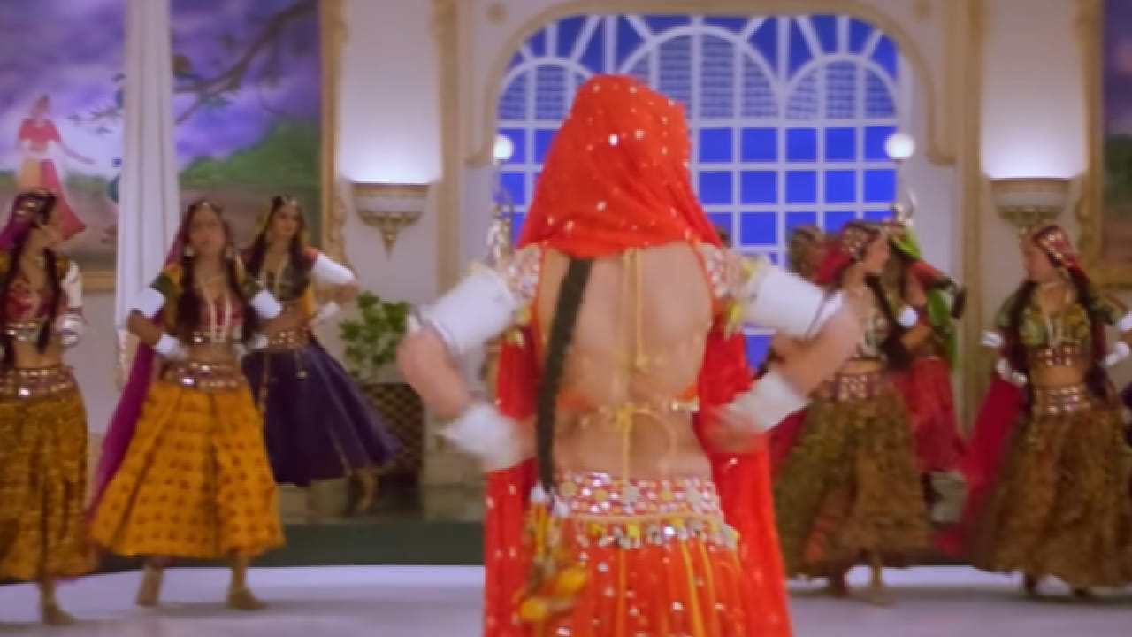 खलनायक'चा निर्मितीसाठी सुमारे 2.5 कोटी रुपये खर्च आला होता. चित्रपटाने 12.50 कोटी रुपयांचे नेट आणि 21.50 कोटी रुपयांचे ग्रॉस कलेक्शन करत बॉक्स ऑफिसवर मोठे यश मिळवले. वादाच्या भोवऱ्यात सापडूनही 'खलनायक'ने संगीत आणि कमाईच्या जोरावर सुपरहिट चित्रपट म्हणून इतिहासात आपले स्थान कायम ठेवले.