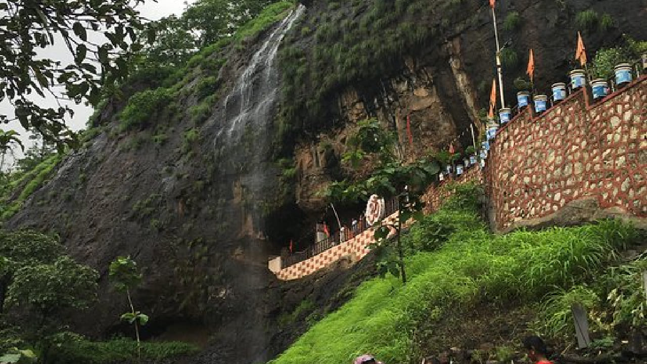 सह्याद्रीच्या हिरव्यागार कुशीत आणि पाताळगंगा नदीच्या काठावर वसलेला हा मठ आध्यात्मिक वातावरणासोबतच निसर्गसौंदर्याचा अनोखा अनुभव देतो. खोपोली रेल्वे स्थानकापासून अवघ्या 1.5 किलोमीटर अंतरावर असलेला हा मठ मुंबईपासून सुमारे दोन तासांच्या प्रवासावर असल्याने वीकेंड ट्रिपसाठीही योग्य मानला जातो.