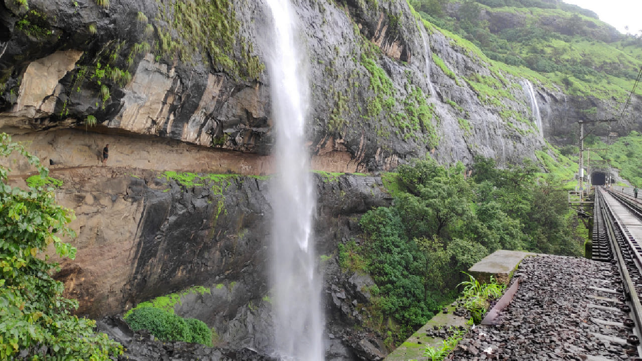 पावसाळ्यात धबधबे, हिरवागार परिसर आणि शांत वातावरणामुळे येथे मोठ्या संख्येने पर्यटक व भाविक भेट देतात. कमी खर्चात आध्यात्मिक अनुभव आणि निसर्गरम्य सहलीचा आनंद घ्यायचा असेल तर खोपोलीतील गगनगिरी महाराज मठ हे नक्कीच एक उत्कृष्ट ठिकाण ठरू शकते.