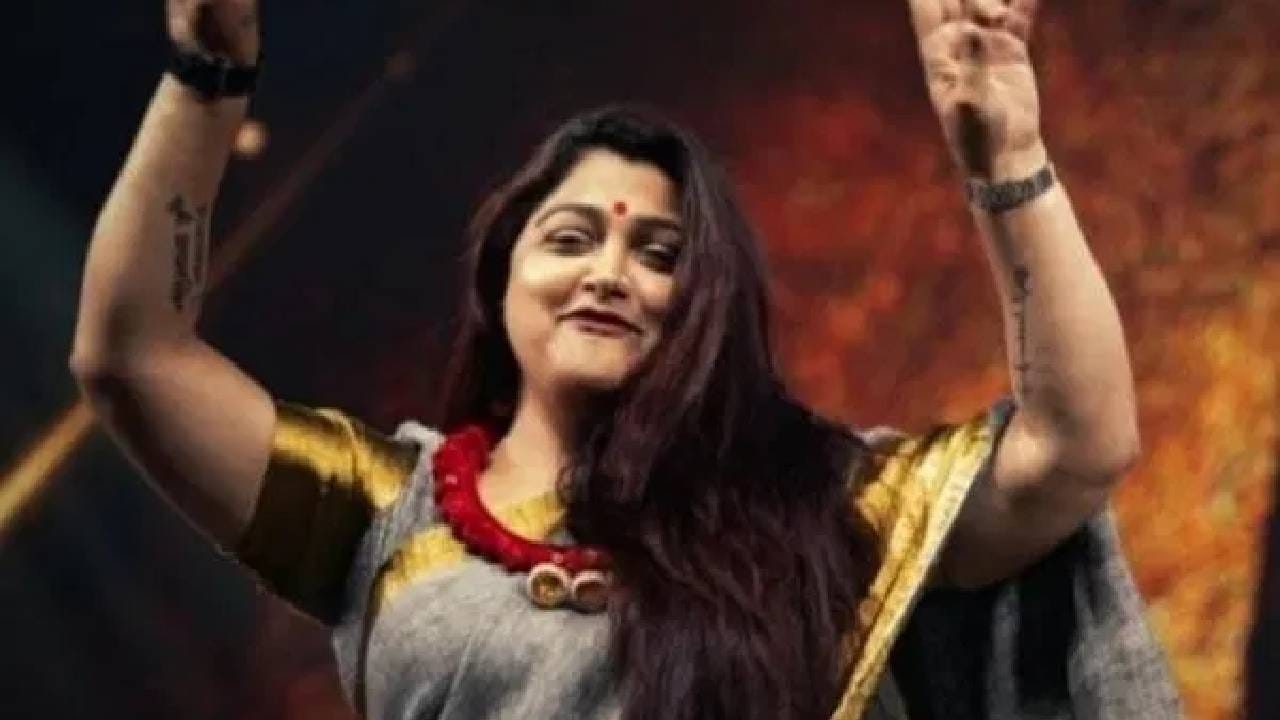 आम्ही तुम्हाला दाक्षिणात्य अभिनेत्री खुशबू सुंदर यांच्याबद्दल सांगत आहोत. त्यांनी एका मुलाखतीत आपल्या जीवनातील सर्वात मोठे आणि काळे सत्य उघड केले होते. त्यांनी सांगितले होते की, जेव्हा त्या फक्त ८ वर्षांच्या होत्या, तेव्हा त्यांच्या वडिलांनी त्यांचे लैंगिक शोषण केले होते. त्यांनी म्हटले होते, ‘ही एक अशी कठीण गोष्ट आहे, ज्याने मला बराच काळ त्रास दिला आणि हवे असूनही विसरता येत नाही.’ याविरुद्ध आवाज उठवत त्यांनी स्वतःला त्या दलदलीतून बाहेर काढले आणि आपल्या मेहनतीने तमिळ सिनेमात मोठे स्थान मिळवले.